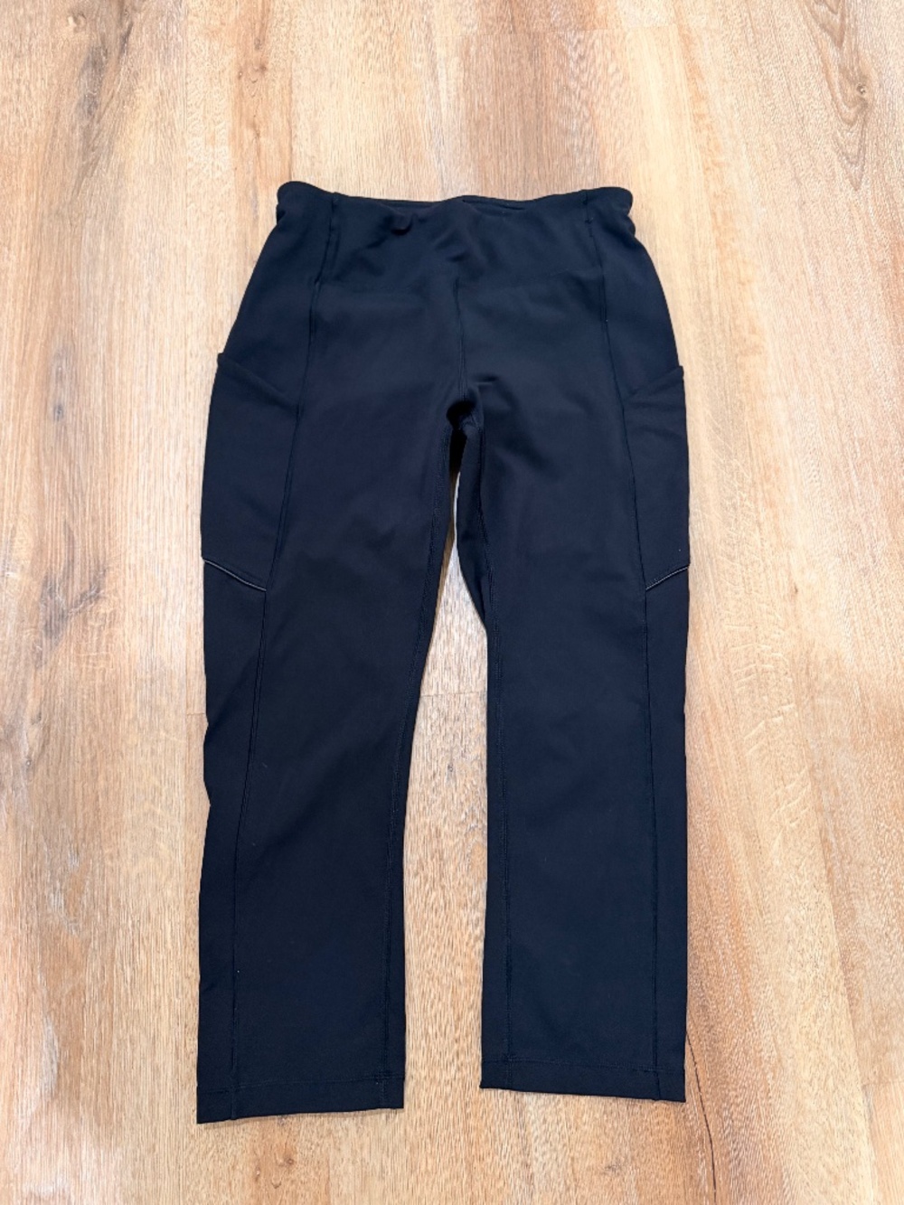 Lululemon Speed Up Crop 21 inch leggings in black- Size 6